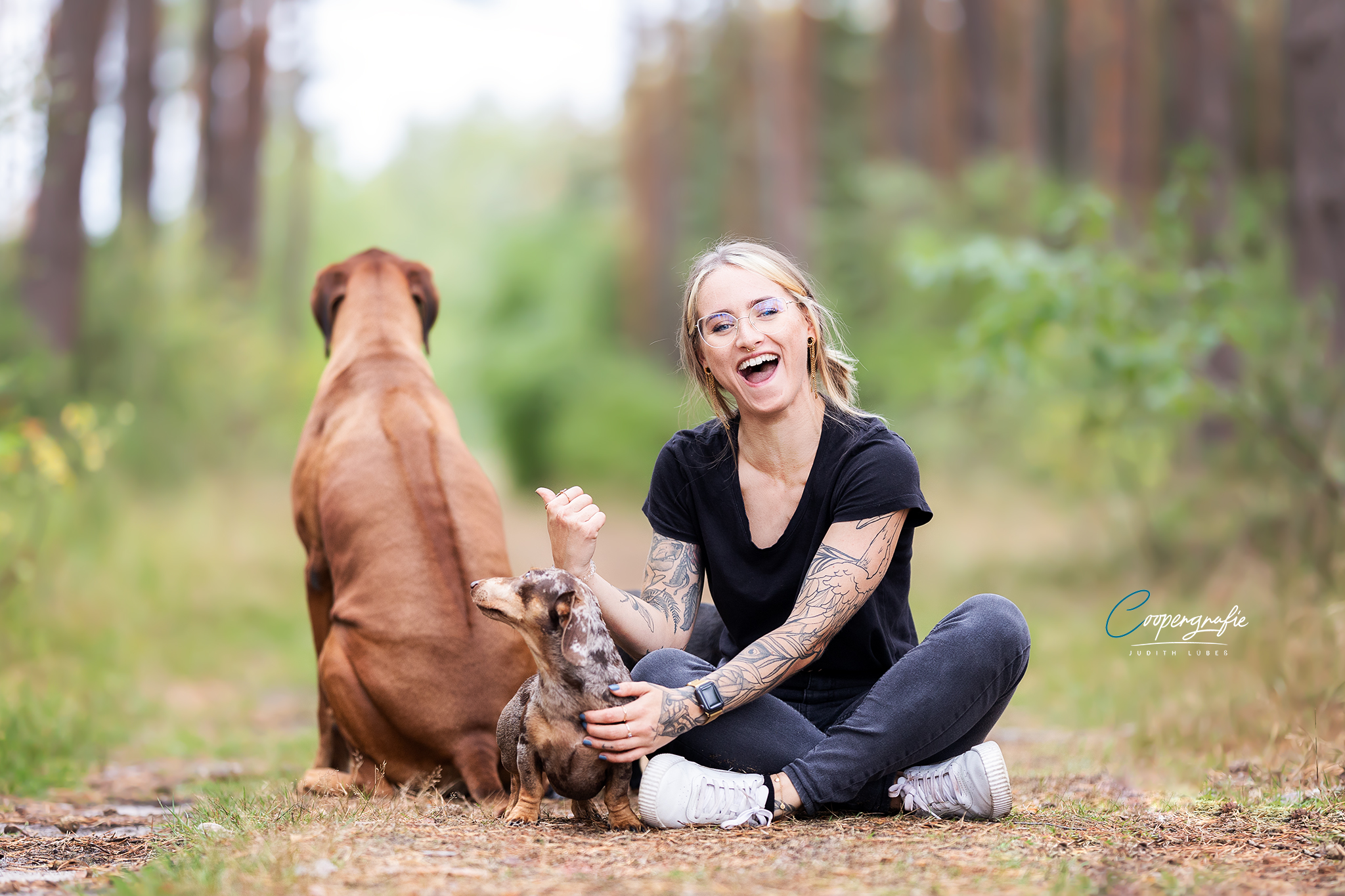 Hund und Mensch beim Fotoshooting im Wald - Rhodesian Ridgeback und Dackel