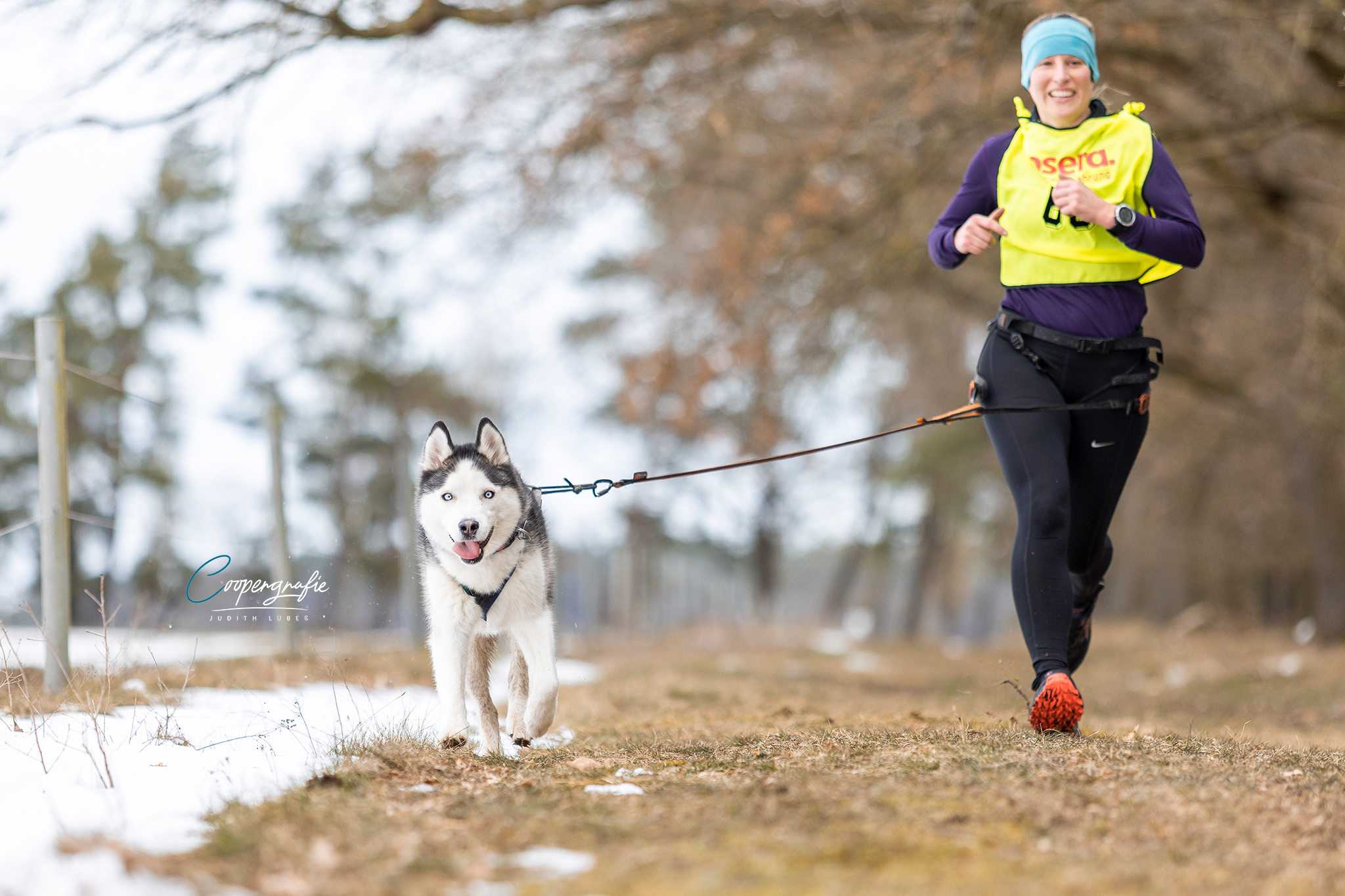 Eine Canicross-Läuferin beim Schlittenhunderennen in Kunrau