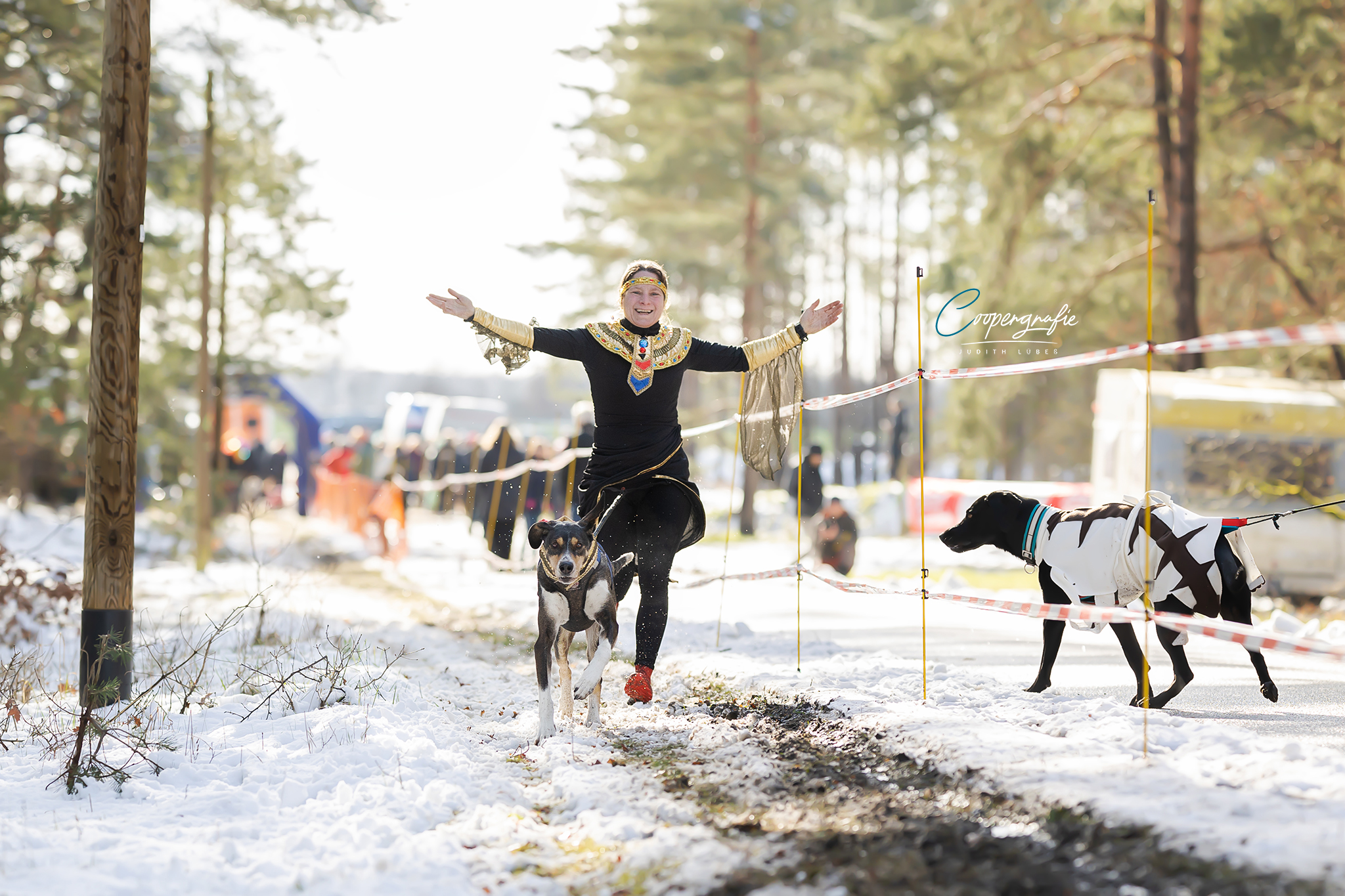 Eine Starterin vom Kostümrennen mit ihrem Hund beim Schlittenhunderennen in Kunrau fotografiert von Coopergrafie