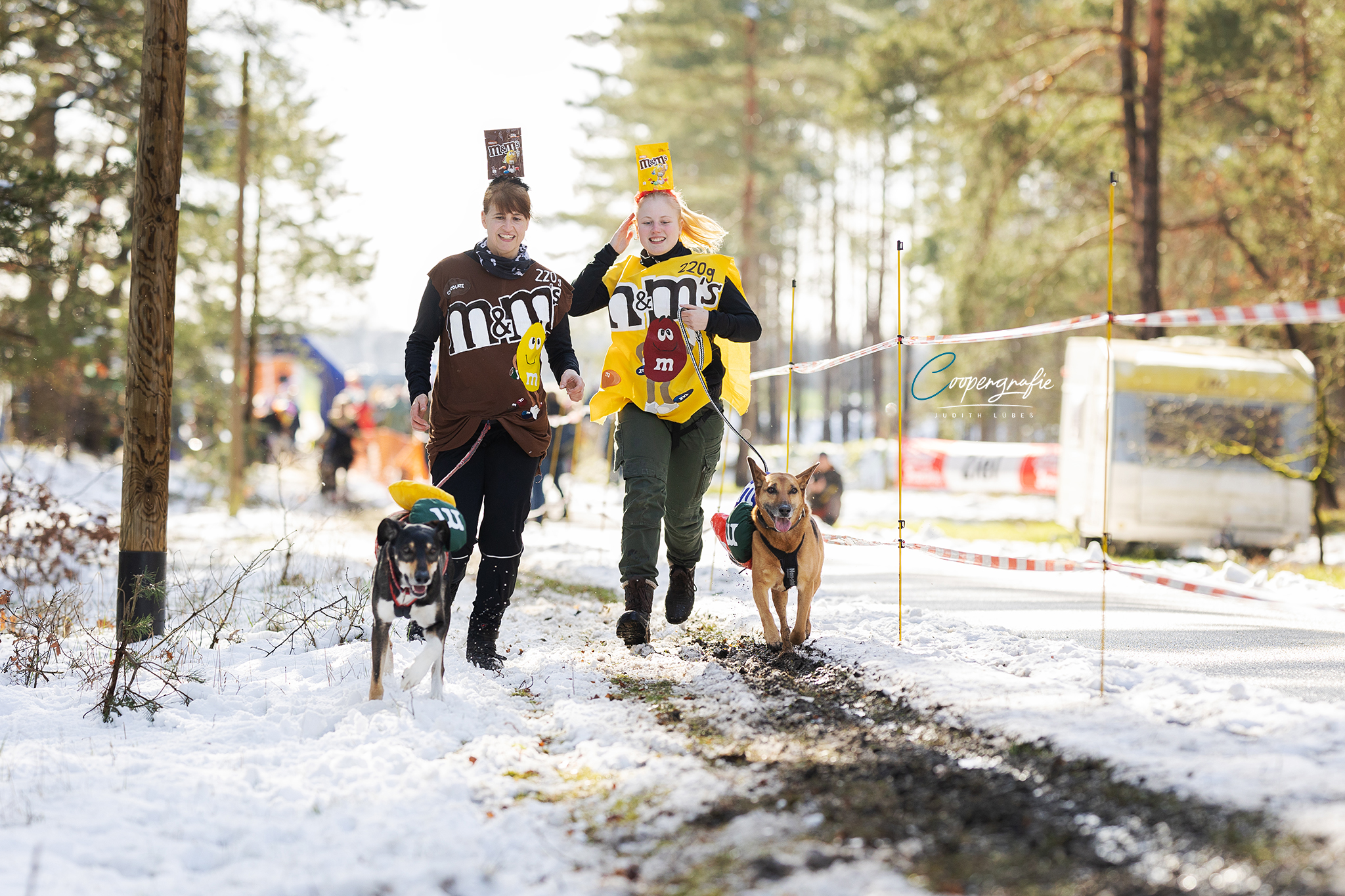Verkleidet als M&Ms liefen sie mit ihren Hunden beim Kostümrennen über die Strecke in Kunrau