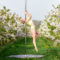 Outdoor Poledance Fotoshooting auf einer Obstplantage zwischen Kirschblüten in Braunschweig